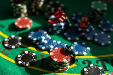 Live dealer at Reactoonz table with professional studio setup